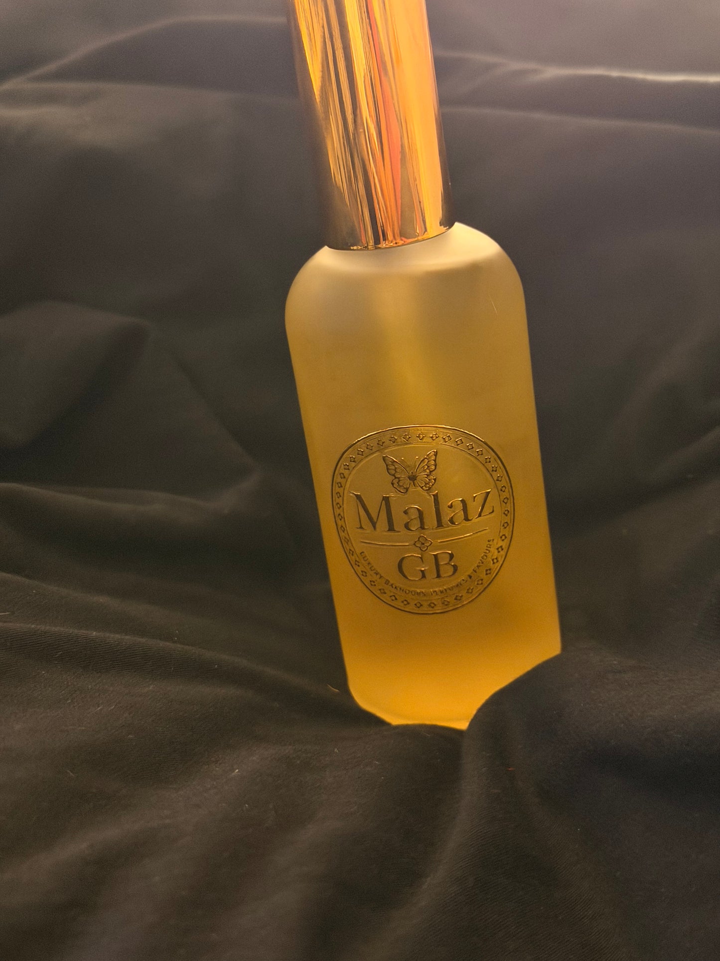 Black Agar | Sandalwood & Musk Khumra 30ml- A deep, warm Sudanese perfume ritual of agarwood, creamy sandalwood and sensual musk.