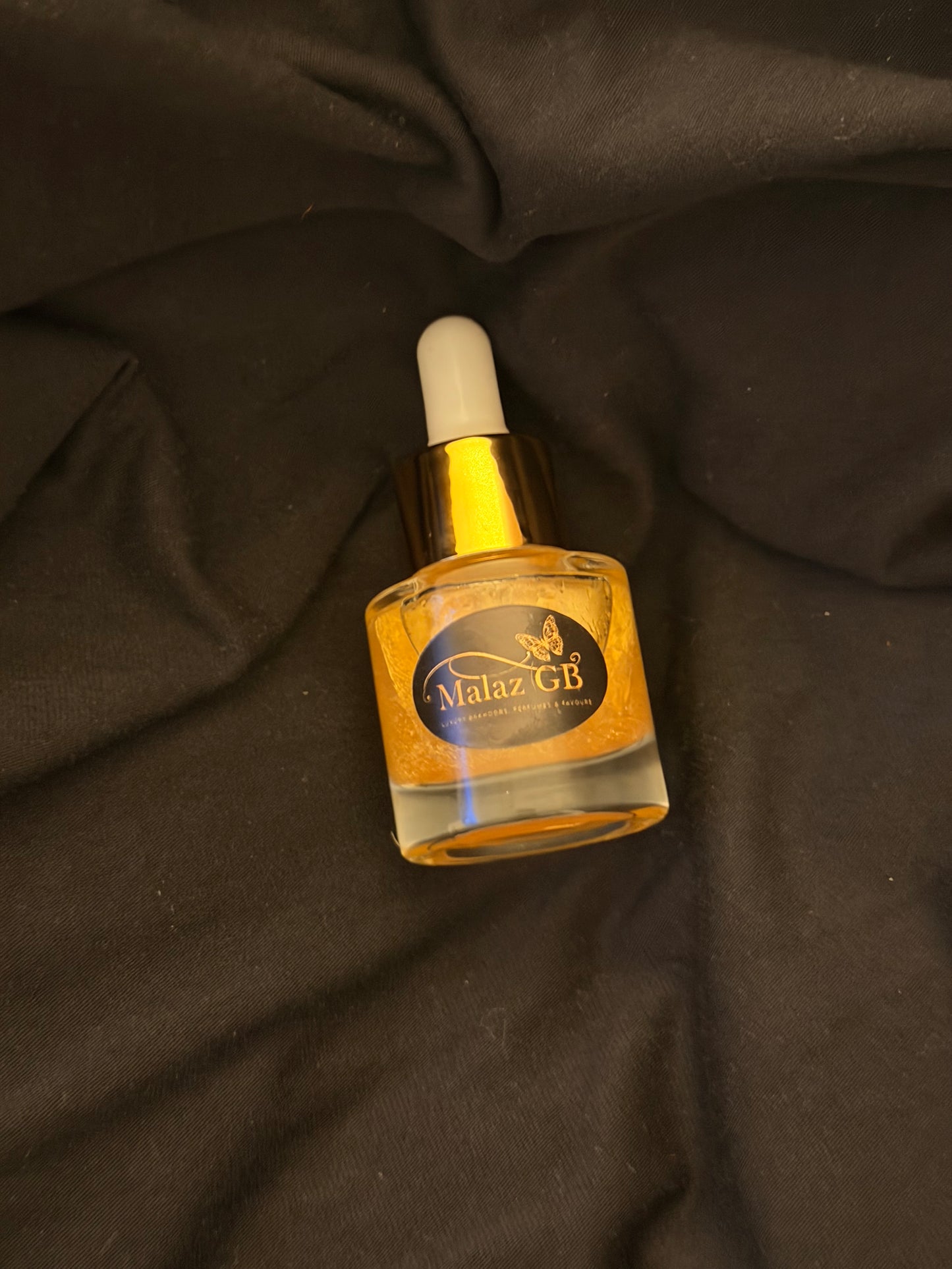 Black Agar Sandalwood & Musk Shimmer Khumrat Zayt — the scented body oil, leaving the skin fragranced with a subtle glow
